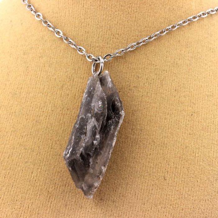 Pierres et Minéraux. Collier Gypse brut. 25 ct. Marcieu, Isère, France.