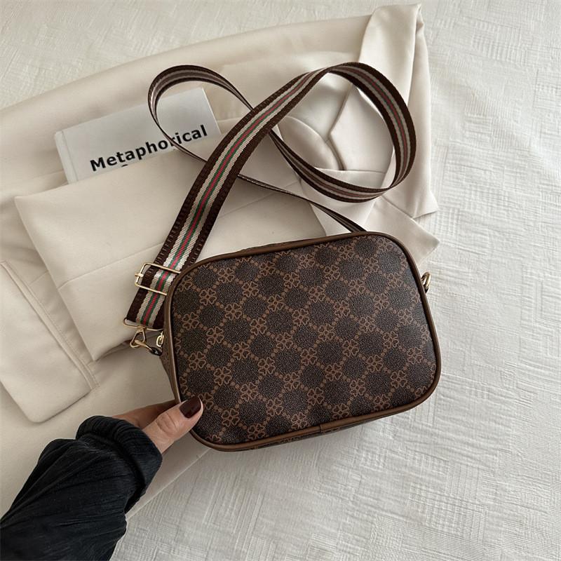 

Trendy Simple Pu Shoulder Bag For Women In Elegant Black And Khaki Tones For Everyday Use Brown