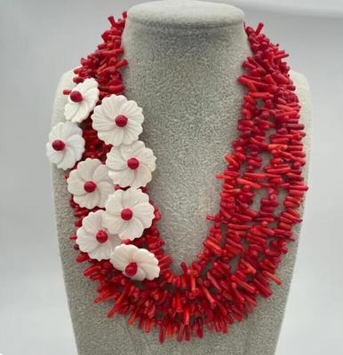 Charmant collier de fleurs de coquille de corail rouge naturel