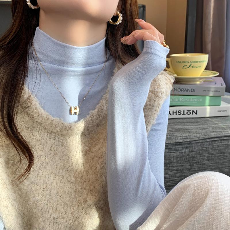 Chemise de fond gris velours épais à col montant pour femmes Automne et hiver Nouveau style avec haut à col moyen brossé chaud haut de gamme