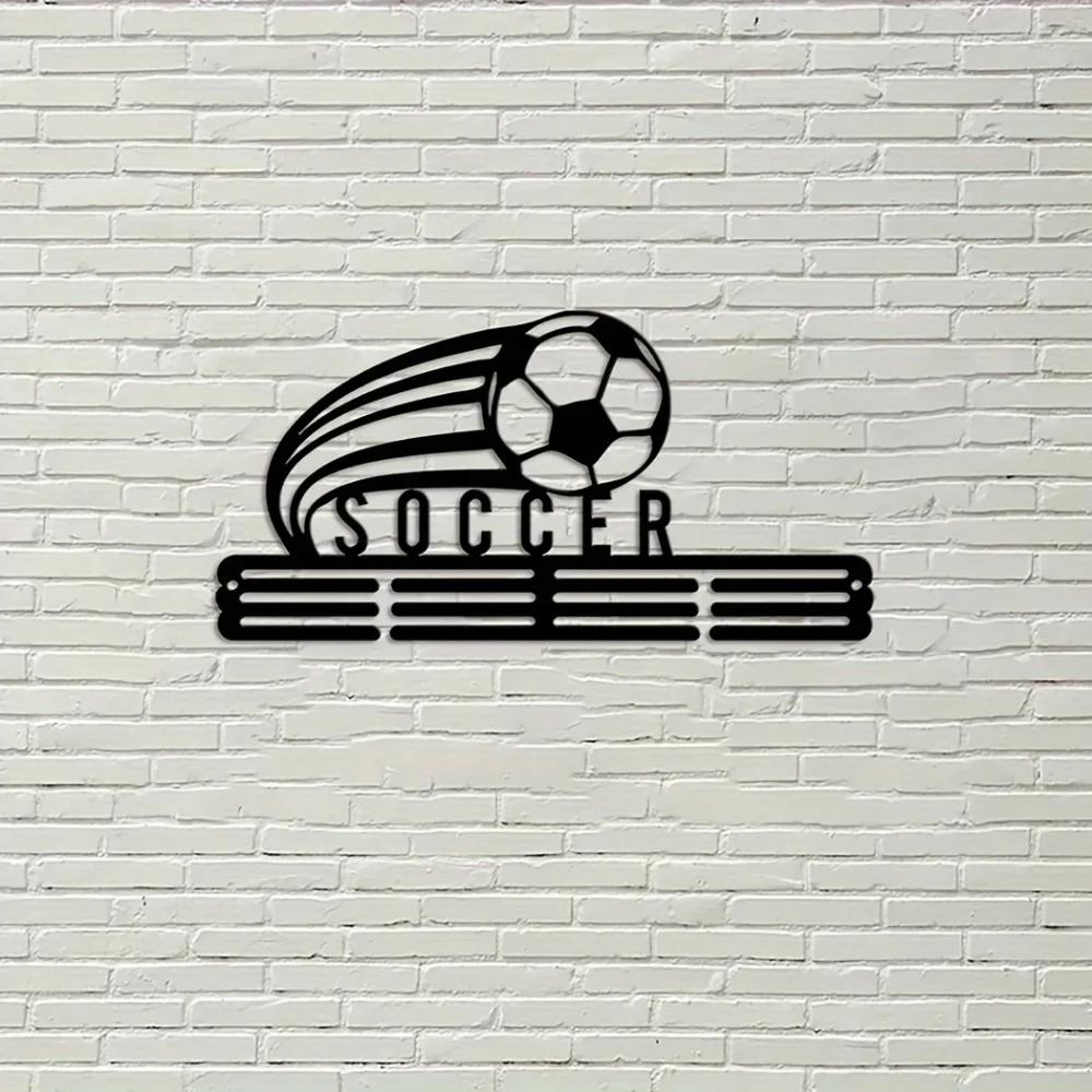 Charmantes Fußballmedaillen-Display - Metall-Wandkunst. Ein entzückender Halter für Fußballauszeichnungen und Bänder, ideal für Mannschaftsgeschenke.