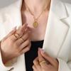Halskette mit Erdbeeranhänger im koreanischen Stil, Nischendesign, personalisierter, vielseitiger Schmuck aus Titanstahl mit 18 Karat Goldbeschichtung