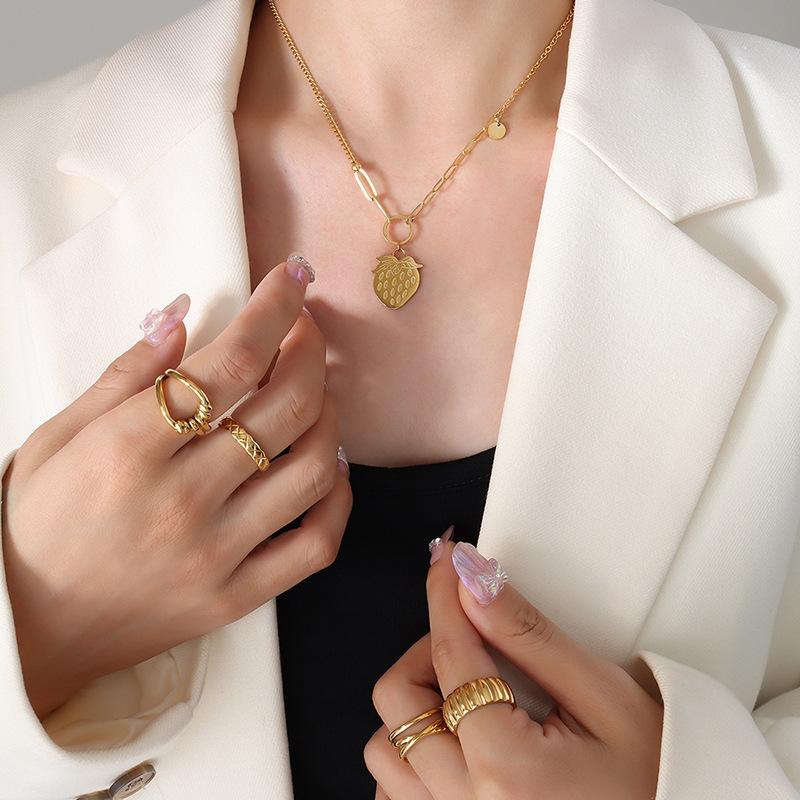 Halskette mit Erdbeeranhänger im koreanischen Stil, Nischendesign, personalisierter, vielseitiger Schmuck aus Titanstahl mit 18 Karat Goldbeschichtung