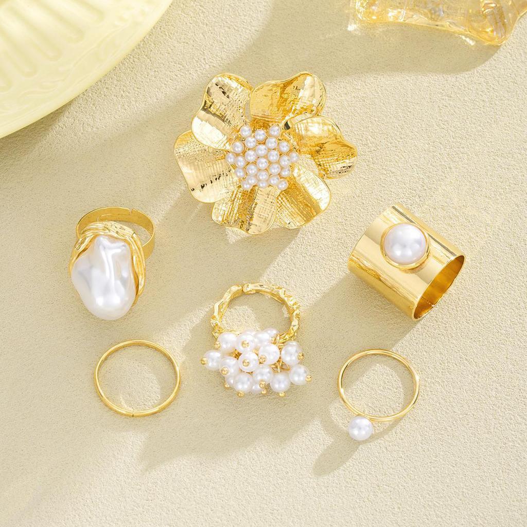 6 Stück Blumen-Imitationsperlenringe für Damen Elegante Geometrische Unregelmäßige Goldfarbene Ring-Sets Weiblicher Tägliche Kleidung Party Schmuck
