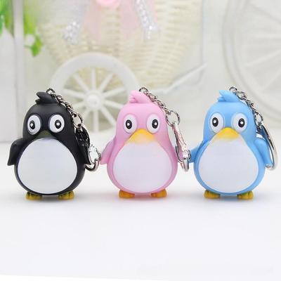 Portachiavi a forma di pinguino luminoso a LED con suono e logo di un animale dei cartoni animati