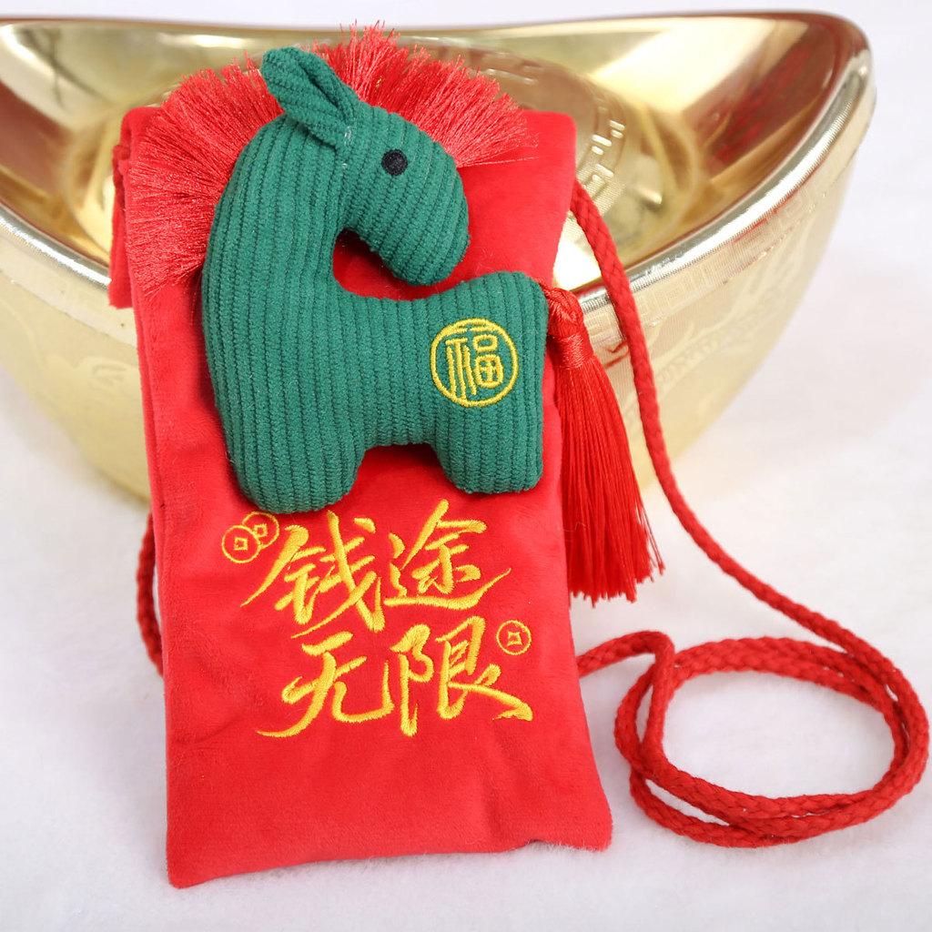 

Horse Year Lucky Mascot Plush Toy With Red Envelope For New Year Gift зелений