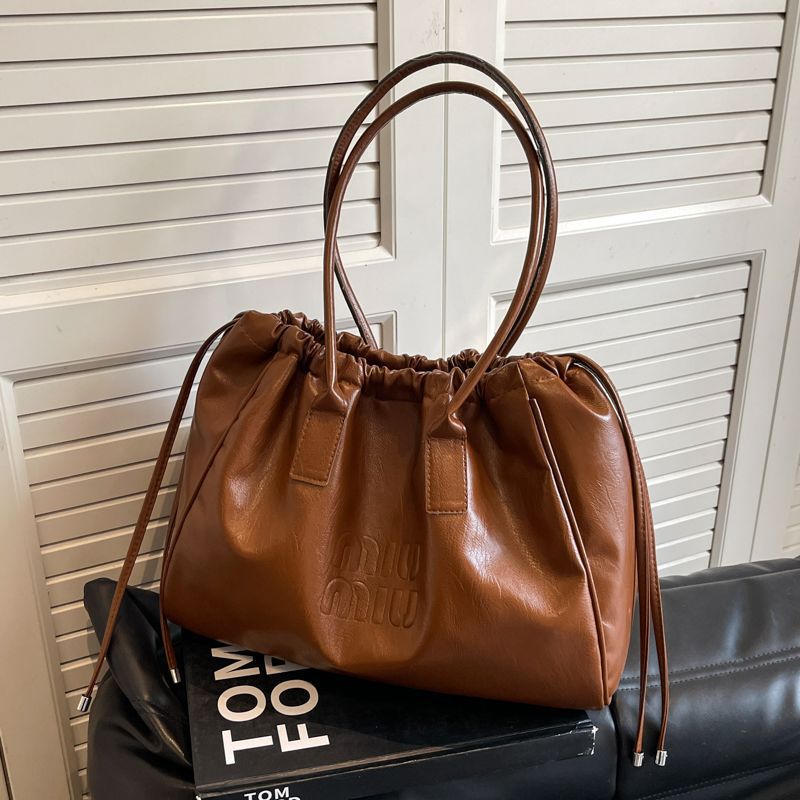 

Large capacity versatile bag women s 2025 new retro shoulder bag simple texture women s commuter drawstring tote bag коричневый