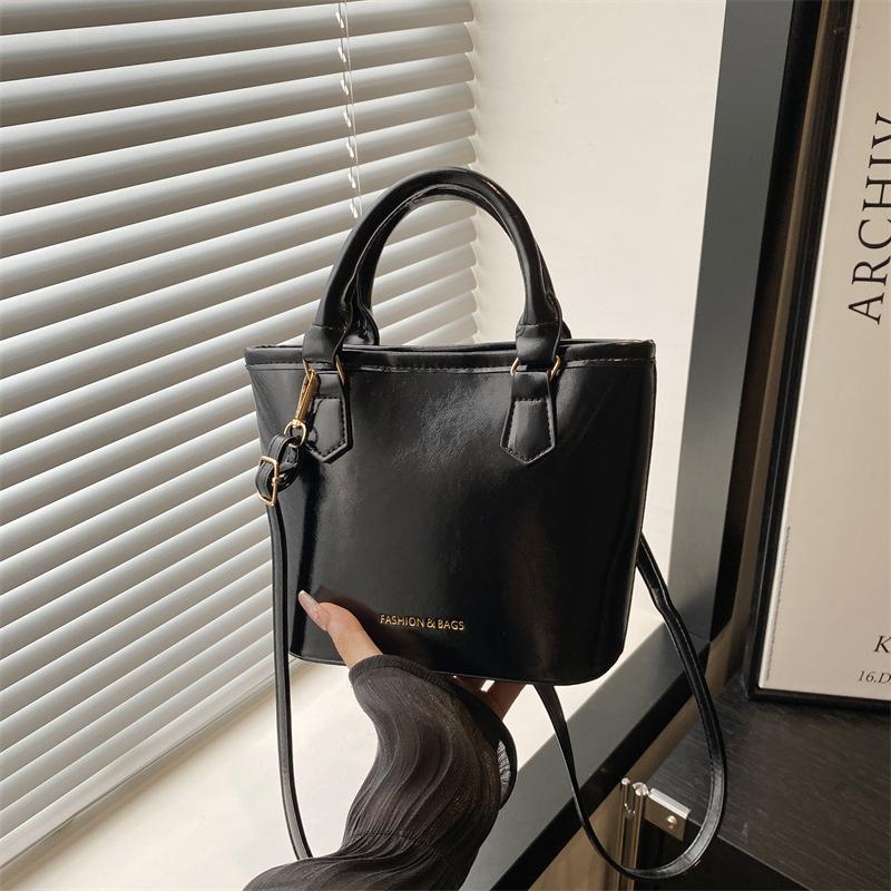 Niche Design Bag Women's New Trendy Fashion High-end Shoulder Bag Portable Messenger Bucket Bag