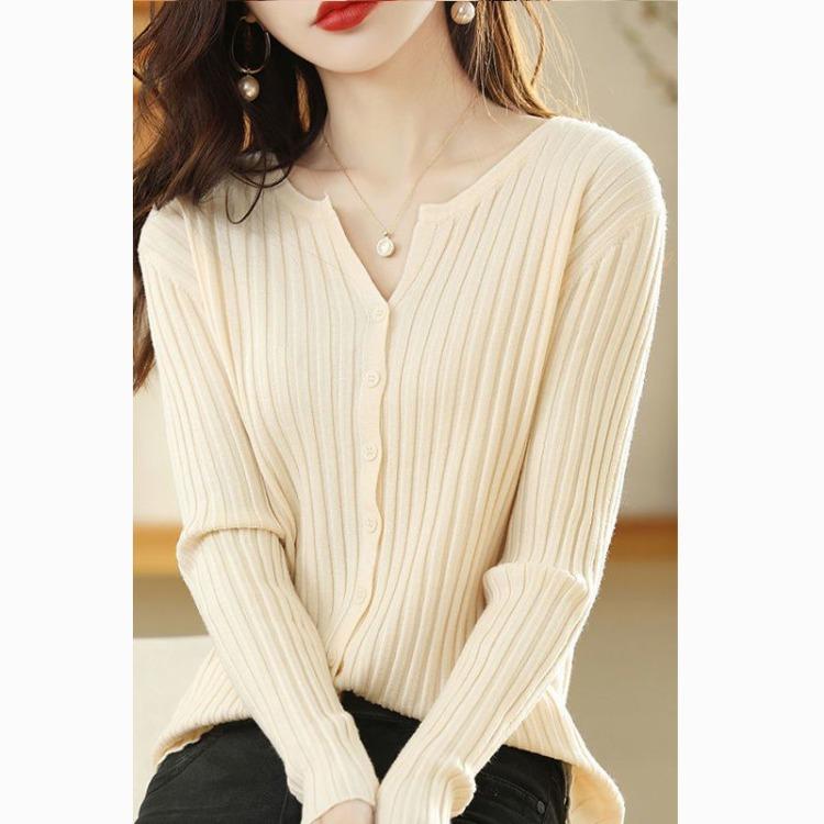 Women's Knitted Cardigan Round Neck Long Sleeved Sweater Solid Color Knitted Top for Autumn and Winter