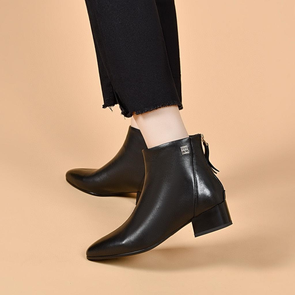 Pointed short boots women's autumn and winter new simple temperament light version rear zipper small leather boots