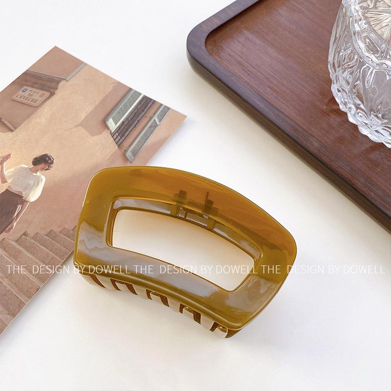 

Retro Solid Stylish Color Hair Claw Clips For Women Available In Multiple Chic Shades Light Brown