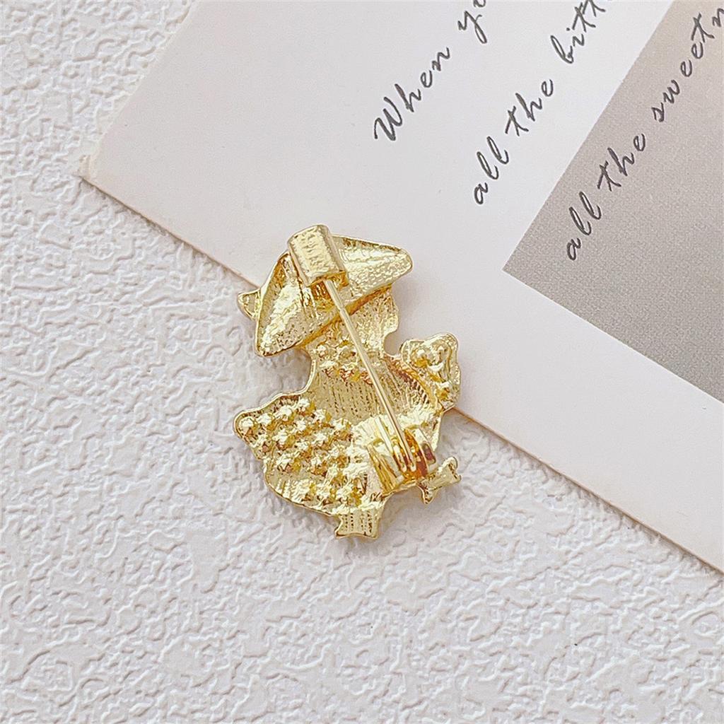 1Pc Cute and Unique Hat Wearing Duck Brooch Exquisite Creative Animal Pin Cartoon Jewelry Accessories Party Birthday Gift Trend