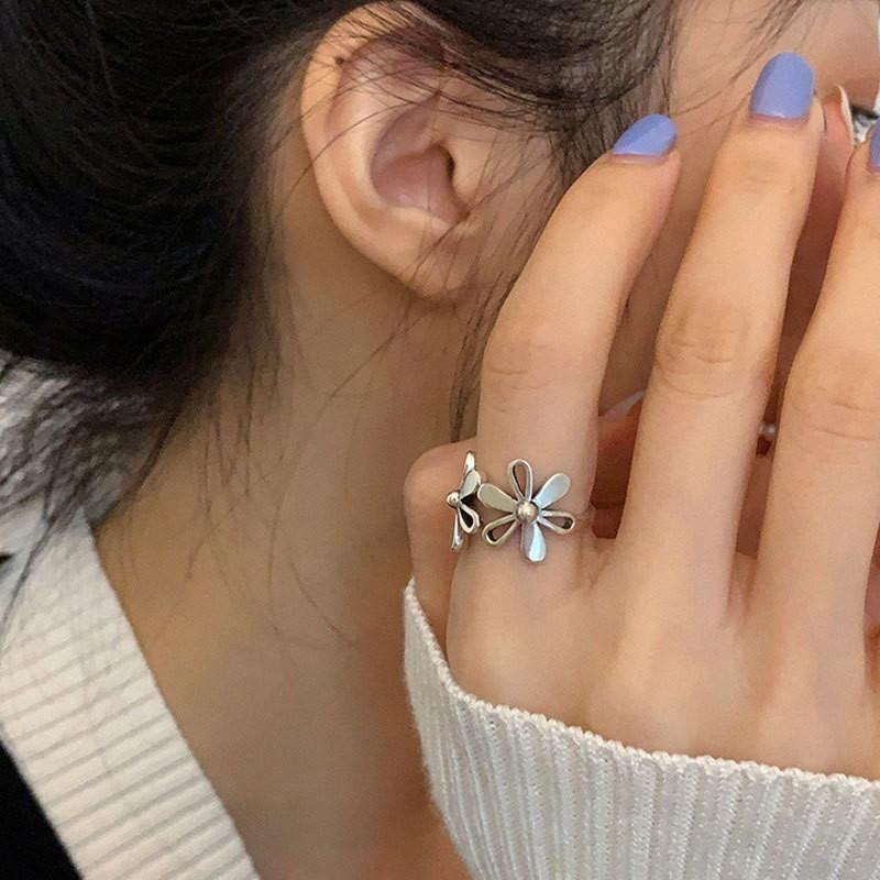 Silver 925 Trendsetting Adjustable Ring For Women Featuring Beautiful Pearl And Stylish Geometric Design