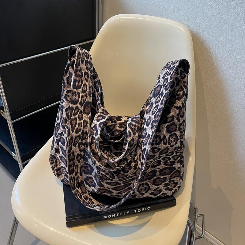 2025 New Large Capacity Lazy Leopard Print Large Shoulder Bag Ins Relaxation Casual Fashion Practical Canvas Bag Women