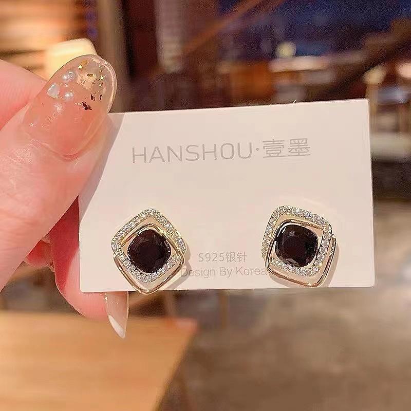 Retro Black Xiaoxiangfeng Stud Earrings Women's Fashion Elegance Temperament High-end Earrings Bow Love Versatile Earrings