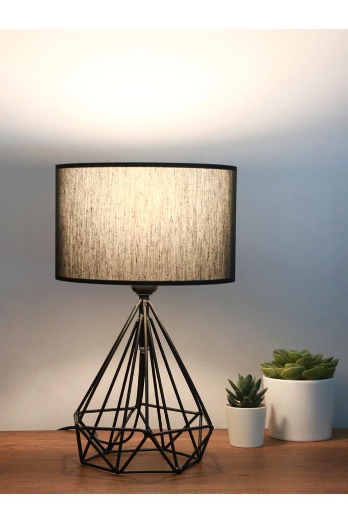 

Металлическая клетка, черный тканевый абажур с цилиндрическим дизайном