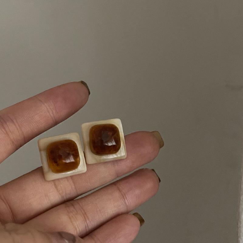 Maillard Brown Geometric Round Stud Earrings: Fashionable, Retro, and Versatile High-End Jewelry for Women.