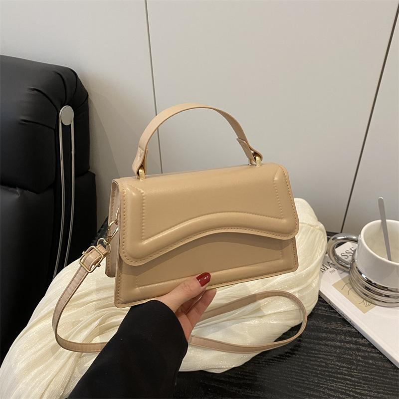 Personalized trend contrasting colors, fashionable and simple 2025 summer indentation new single shoulder oblique span portable small square bag