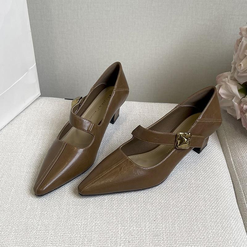 Nischen-Design schräger Schriftzug mit quadratischem Absatz Temperament High Heels Damen dicke Absätze Einzelne Schuhe können im Frühling und Herbst getragen werden