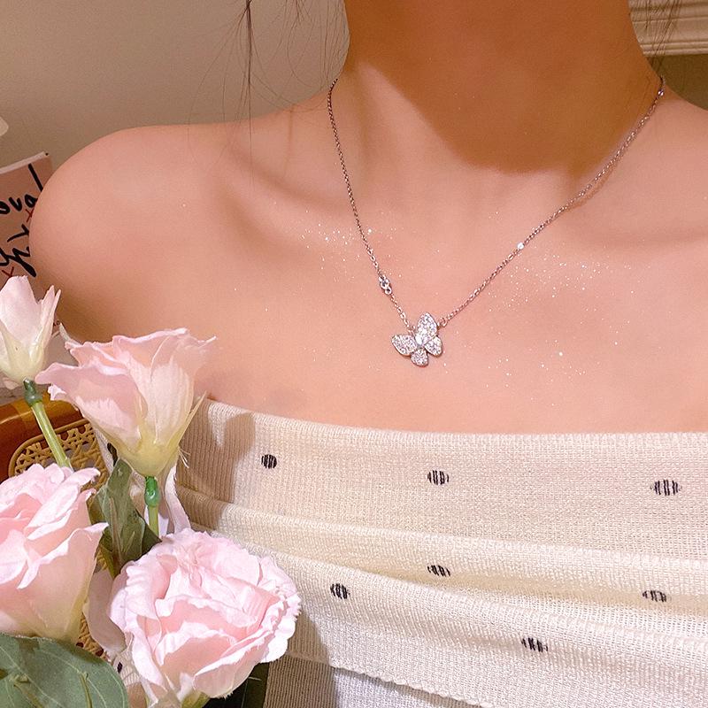 „Trendový špičkový perlový náhrdelník: Všestranný klíční řetízek z titanové oceli pro ženy"