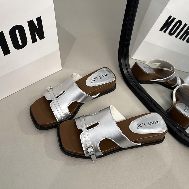 

Корейские серебристые шлепанцы женские летние для улицы, продвинутый стиль, 2025 новинка, удобные шлепанцы на платформе, ретро, на толстой подошве, сандалии-клинья 40 серебряный