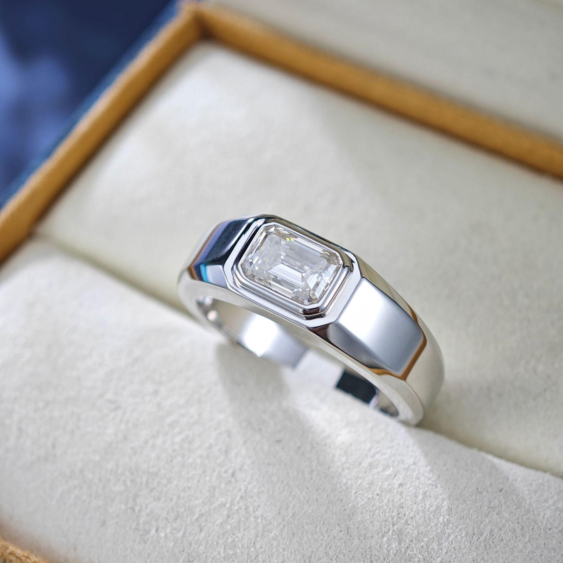 

S925 Sterling Silver T-Shaped 1 Carat Emerald-Cut Moissanite Men s Ring - Simple, Versatile Jewelry US 7.5, HK 16