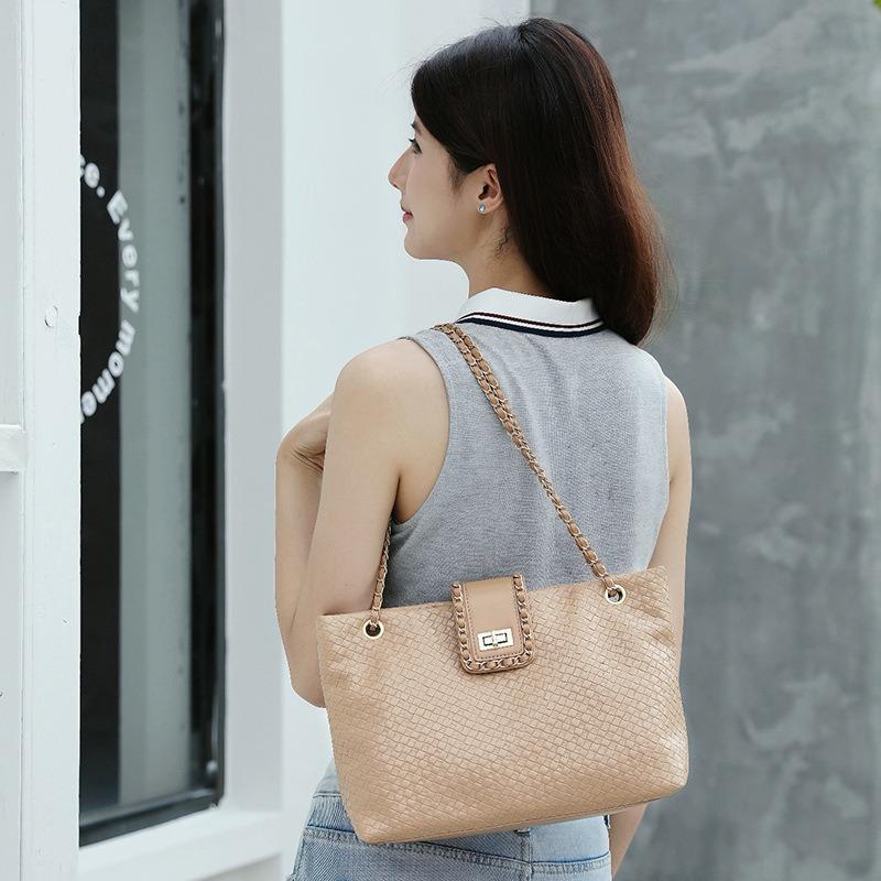 Summer Popular Simple Underarm Bag Women's New Fashion Chain Shoulder Bag Commuter Small Tote Bag