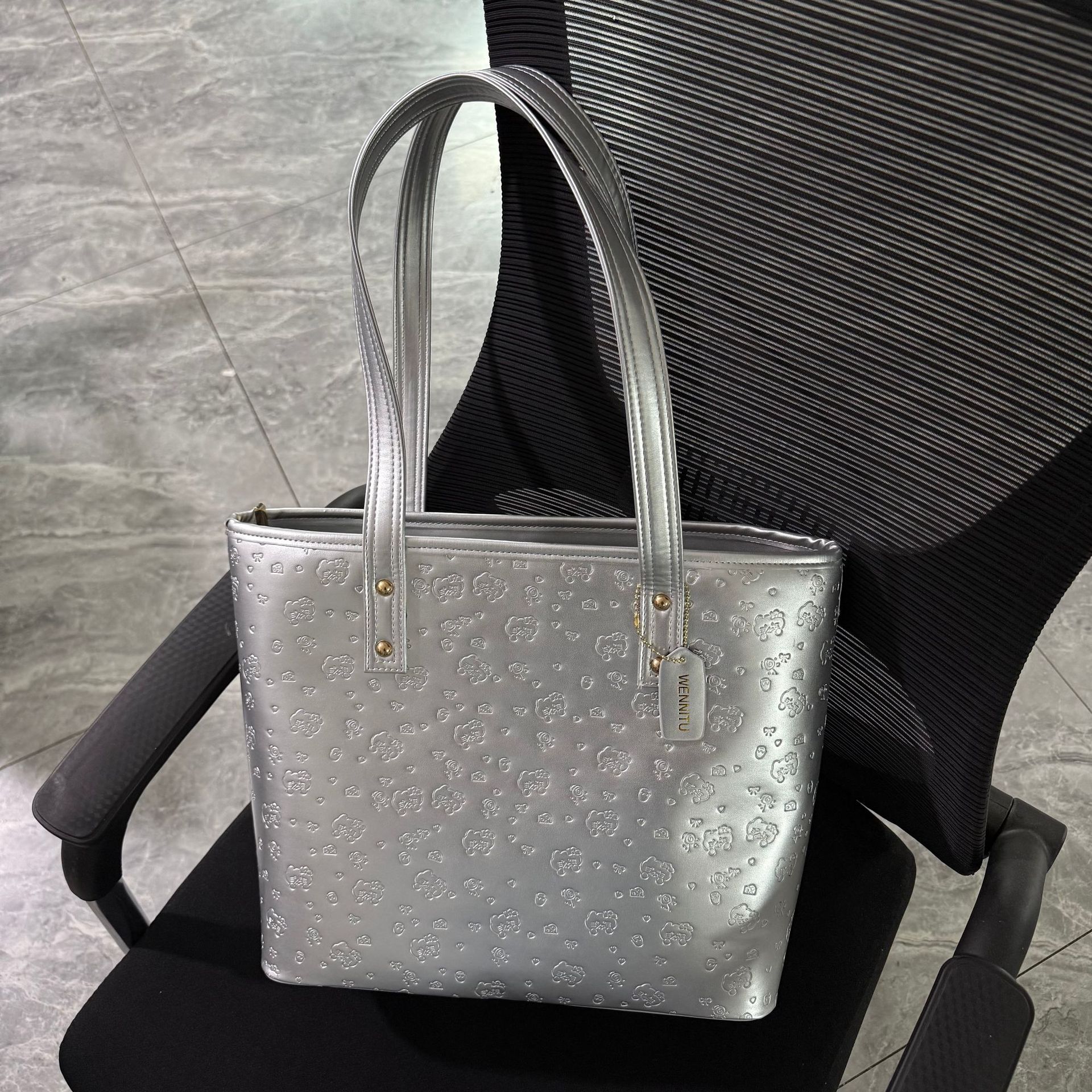 

Concert hidden things, light sign holder, shoulder bag, student commuting tote bag, portable hidden compartment bag серебряный