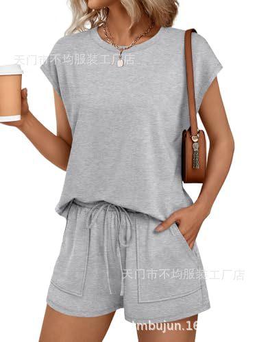 European and American women's clothing is popular, spring and summer short-sleeved T-shirts and shorts are loose and casual two-piece sets.