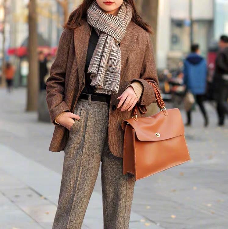 

Тань Сунъюнь Пожалуйста, зовите меня директор Нин Мэн. Сумка того же стиля Женская сумка-тоут Модная Большая вместимость Одно плечо Кожаный портфель 35x10x25cm коричневый