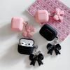 Schutzhülle aus weichem Silikon mit Schleifenanhänger für AirPods 1, 2, 3 und 4 sowie Apple AirPods Pro 2 – ein ideales Geschenk für Frauen und Mädchen.