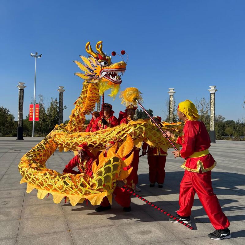 

Традиционный реквизит для танца Золотого Дракона