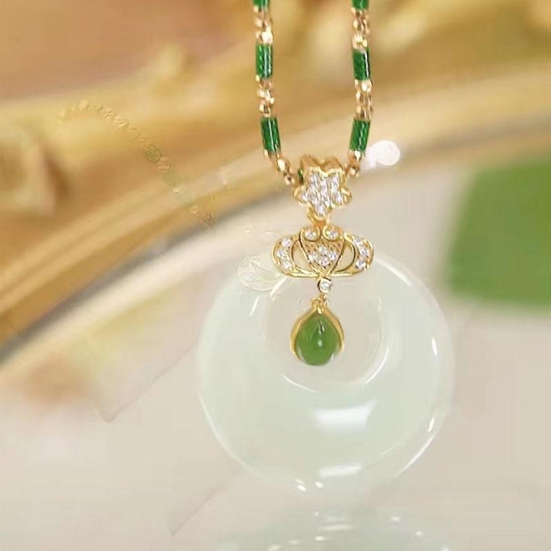 Douyin Bestseller: Heart-Shaped Luxury Necklace with Imitation Hetian Jade and Smooth Princess Clasp Pendant.