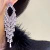 Boucles d'oreilles à pampilles géométriques Argentées: Boucles d'oreilles Clous Luxueuses en Zircon avec une Touche Tendance pour Femmes.