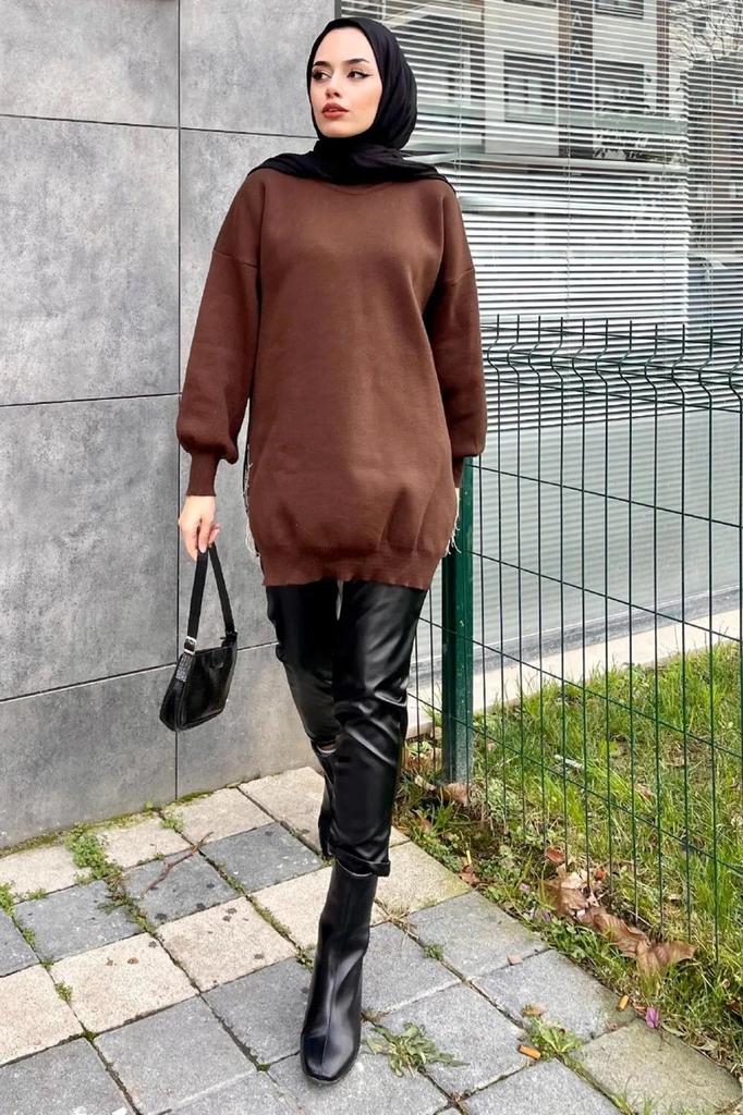 Langer Hijab-Pullover für Damen mit Rundhalsausschnitt, Ballonärmeln und Kette, detailliertem Schlitz