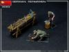 Miniart 1/35 Maßstab Deutscher Reparaturmann (2er Set) mit Werkbank und Werkzeugen, Kunststoffmodellbausatz MA35353