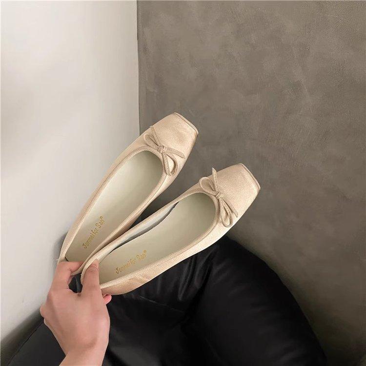 The inner height is increased by 3 cm. 'Rubber cloth lazy shoes have a shallow mouth and a pedal. The inner height is increased. Square head low