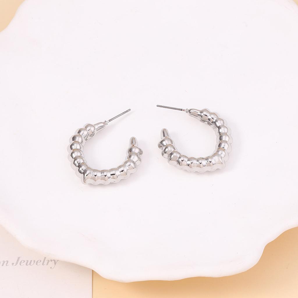 Hochwertige geometrische C-förmige Ohrstecker mit unregelmäßiger Textur, einzigartige Basic-Klassiker und Nischen-Ohrringe