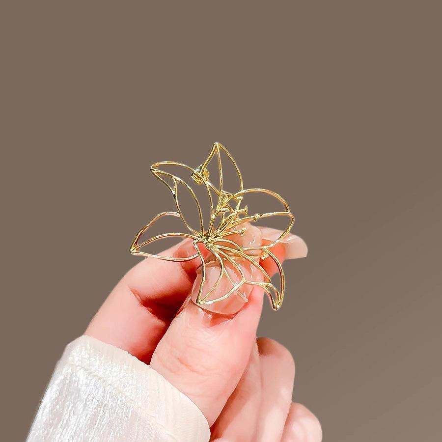 Hollowed-out Lily Brooch, High-end Feminine Style, Suit Pin, Anti-glare Clasp, High-end Corsage