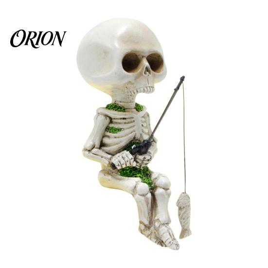 Gothic Cute Skull Art Figure Yard Ornament, Realistic Fishing Shape Synthetic Resin Sculpture, Unique Ornament Distressed Sitting Design Figurine for белый