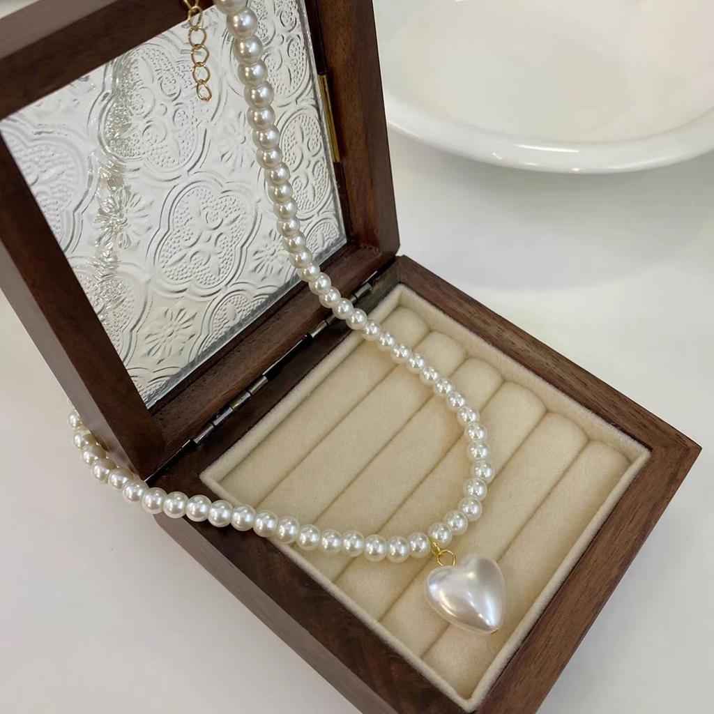 Elegant Heart Shaped Pendant Necklace Stylish Pearls Beaded Necklace with Love Heart Pendant for Gatherings Parties