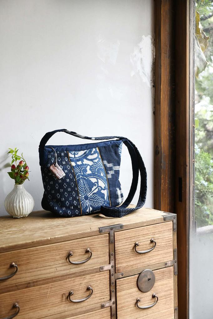 Upcycled Kimono Book “Enjoying Indigo Dyeing and Oshima Tsumugi Bags Made from Vintage Fabrics” (Lady Boutique Series No. 8170)