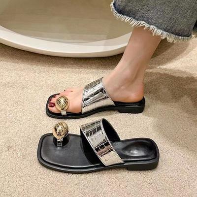 Koreanische Version von Zehensteg-Flip-Flops mit niedrigem Absatz Damenschuhe 2025 Sommer neu einfach und leicht lässig eckige Zehen kühle Hausschuhe