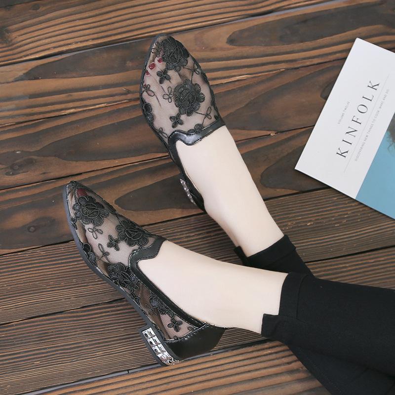 Fashion Mesh Hollow Sandals Women's Flat Bottom Non-slip Lace Embroidered Mother Shoes Women's Single Shoes