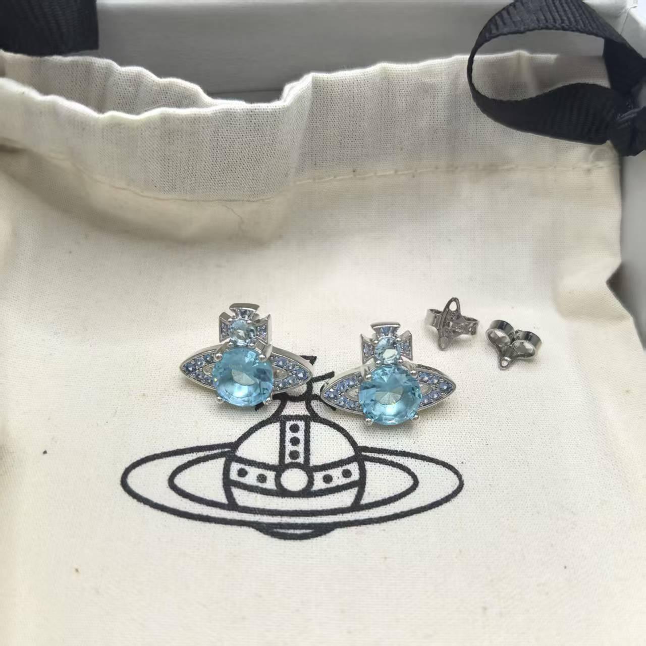 

Набір ювелірних виробів Vivienne Westwood: Кольє, сережки та браслет з крижано-блакитним Сатурном у формі краплі для жінок