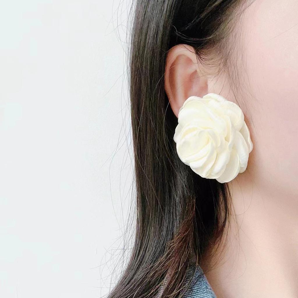 Fashion temperament versatile rose earrings, niche personality design sense retro flower earrings