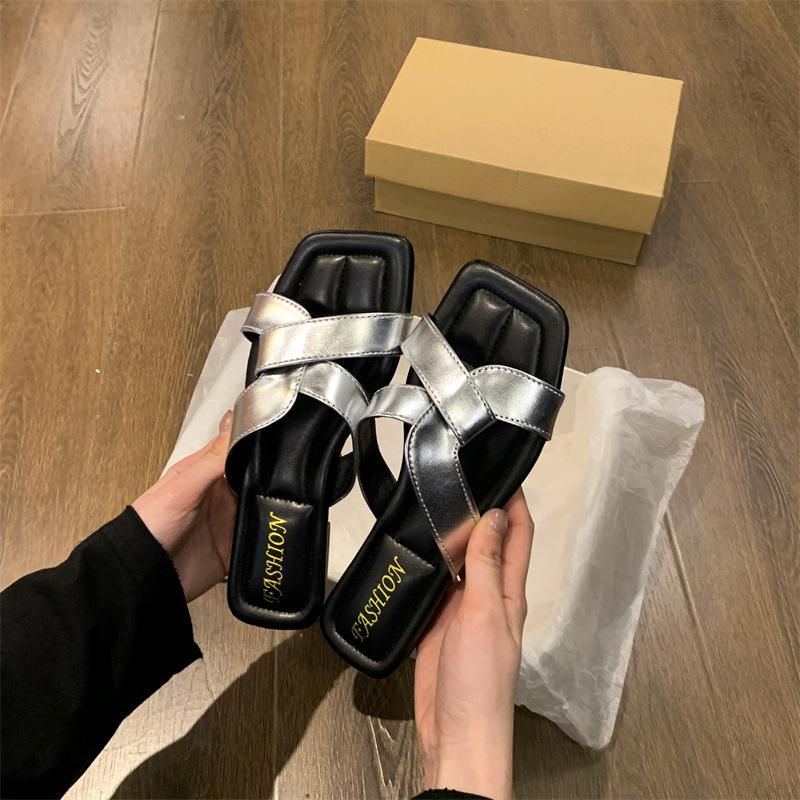 Sommartofflor för kvinnor ytterkläder 2025 nya platt botten ord mode bär tofflor