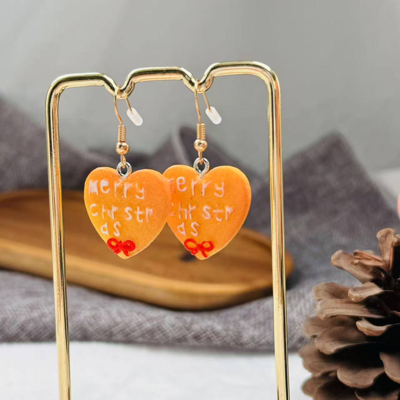 1 пара смоляных сережек-гвоздиков в виде рождественского снеговика и рождественской елки, украшение в виде пряничного человечка