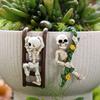 2 Stück Lustige kletternde Skelett-Statuen Kleine Harz-Skelett-Pflanzgefäß-Umarmung für Blumentopf Terrasse Balkon Veranda Hof Rasen Garten Halloween-Dekoration