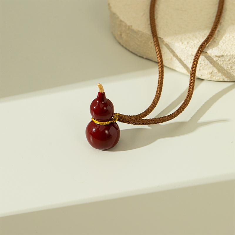 Elegant Chinese Gourd Pendant Necklace for Women - Luxury, Fashionable & Versatile